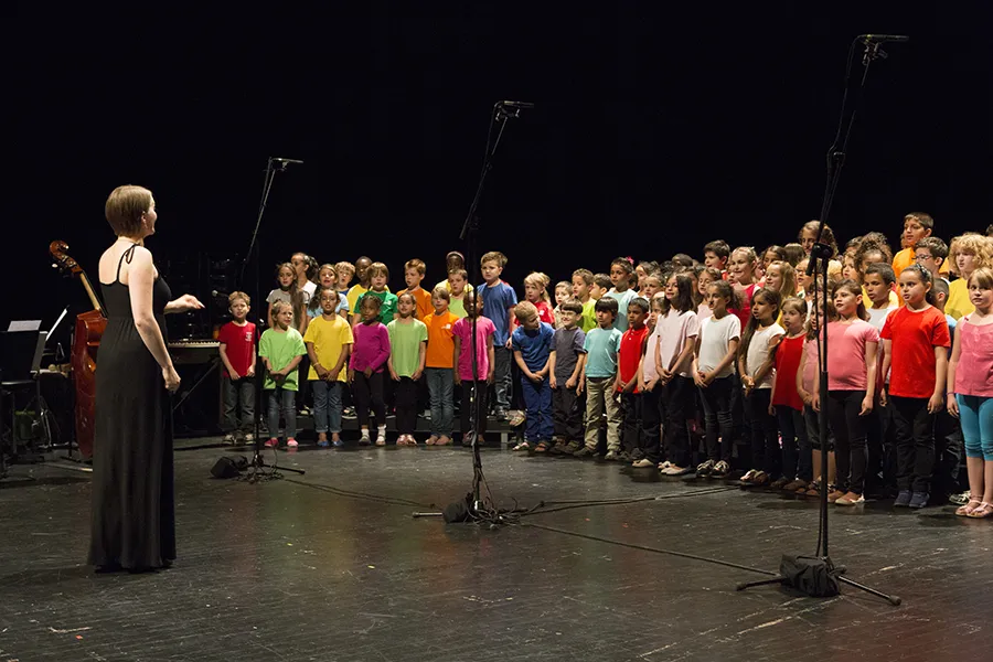 Émilie Burney, élèves de l'école Jean Macé (photo Yves Petit) | Concert 174 voix du 17 juin 2014